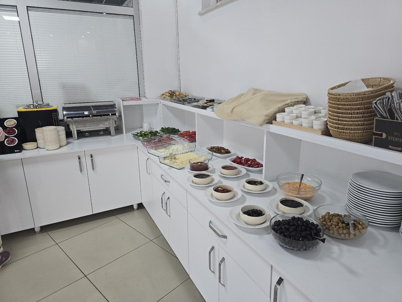 Çanakkale yöresel kahvaltı sofrası — peynir, zeytin ve taze ekmek, Hotel Marmara açık büfe