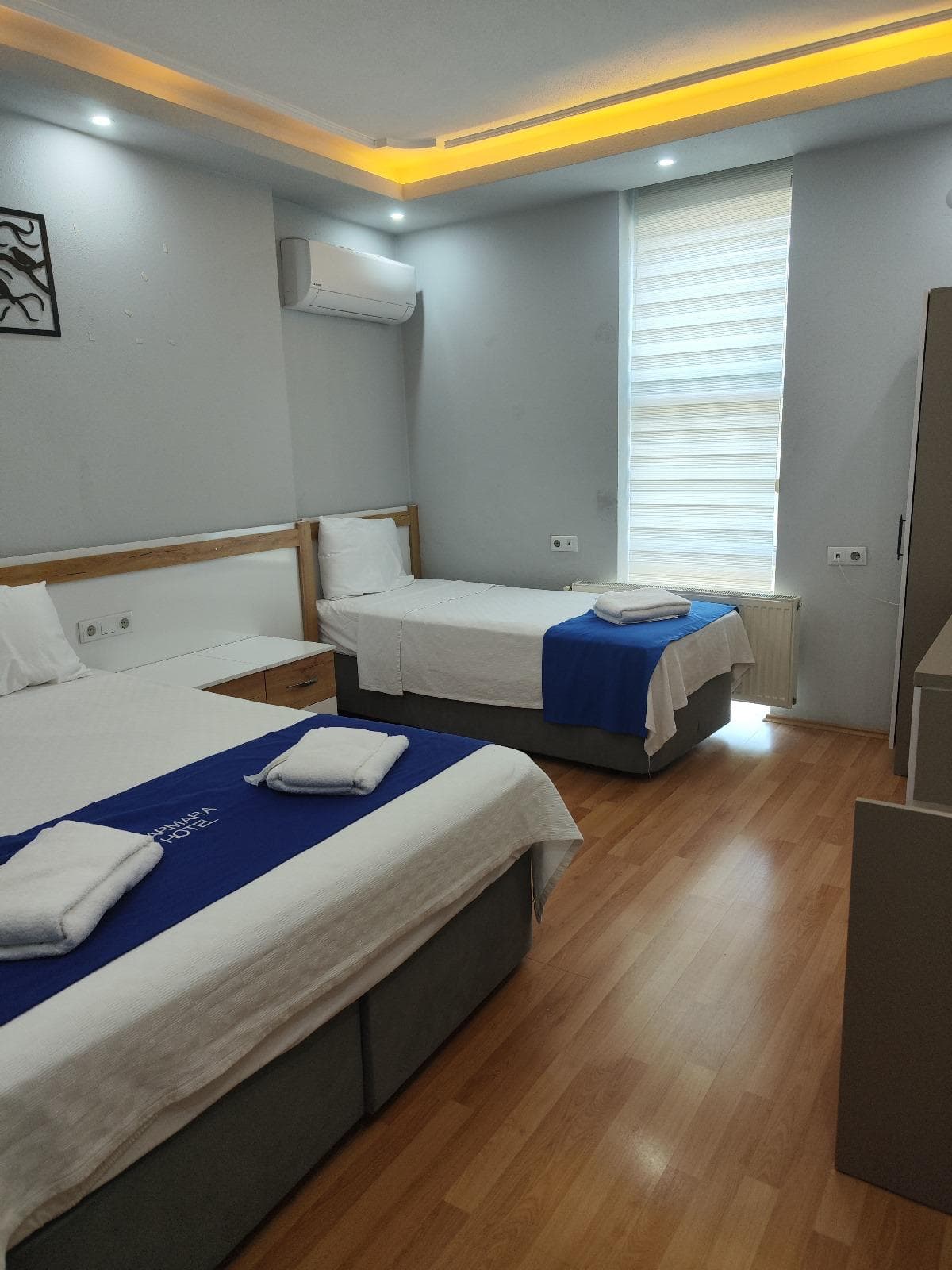 Family Oda, açık büfe kahvaltı ve otel girişi — Hotel Marmara, Çanakkale merkez